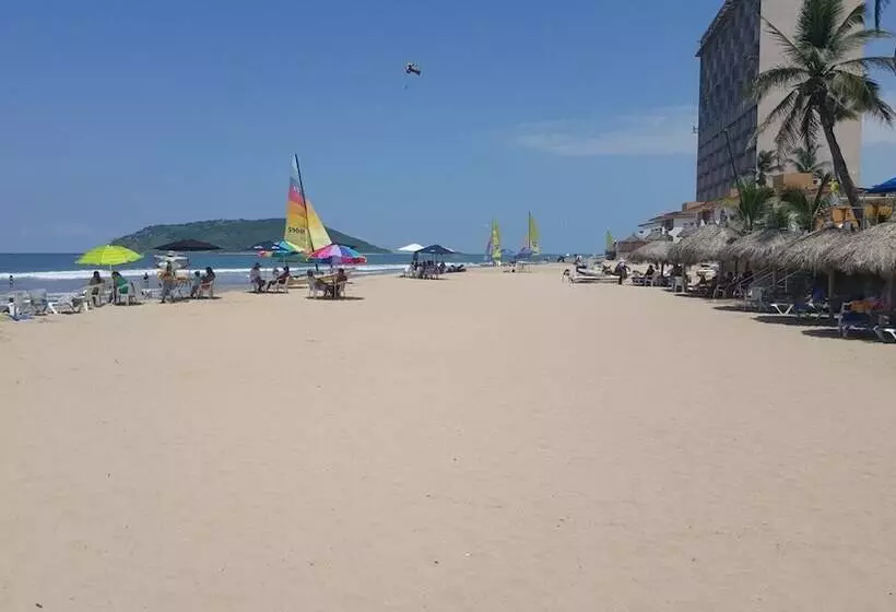 Fotos del hotel Las Flores Beach Resort:  14