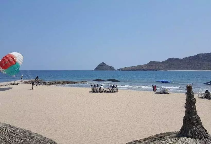 Fotos del hotel Las Flores Beach Resort:  15