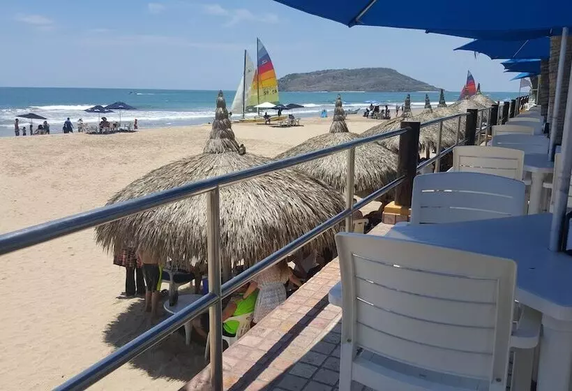 Fotos del hotel Las Flores Beach Resort:  23