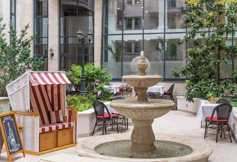 Fotos del hotel Queen's Court Hotel & Residence:  6