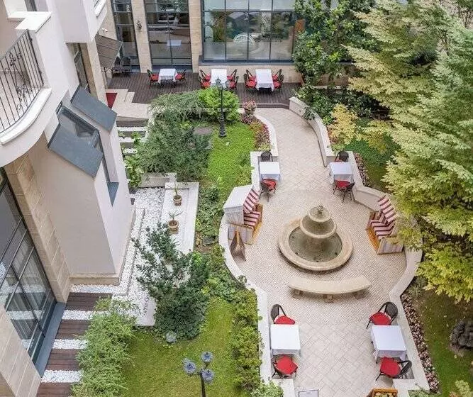 Fotos del hotel Queen's Court Hotel & Residence:  13