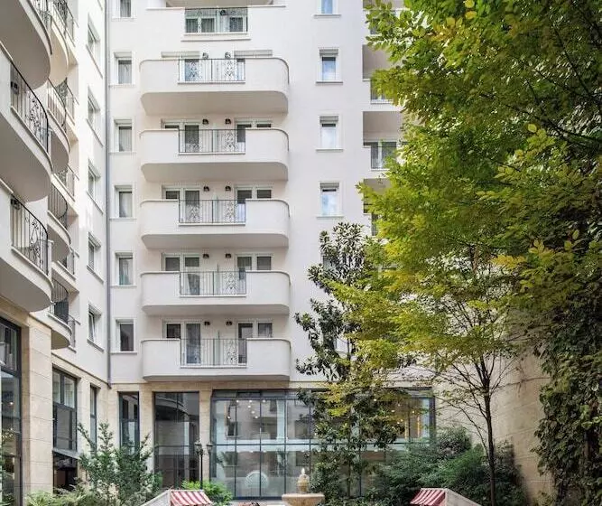 Fotos del hotel Queen's Court Hotel & Residence:  11