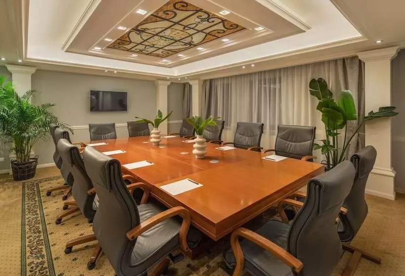 Fotos del hotel Queen's Court Hotel & Residence:  5