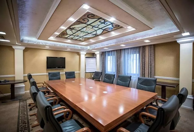 Fotos del hotel Queen's Court Hotel & Residence:  9