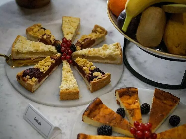 Fotos del hotel Queen's Court Hotel & Residence:  14