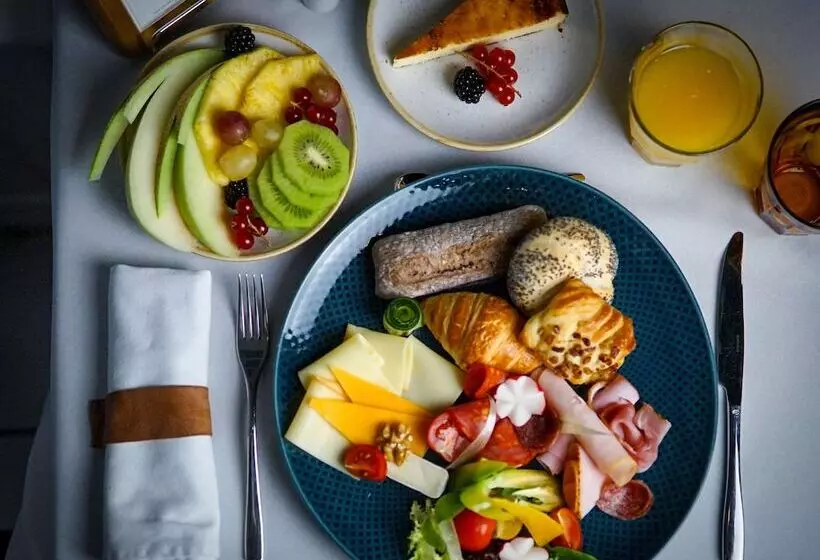 Fotos del hotel Queen's Court Hotel & Residence:  12