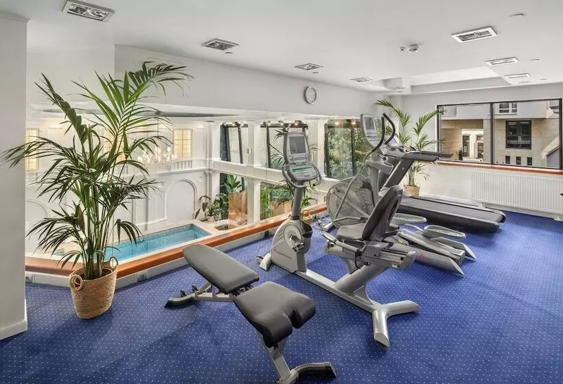 Fotos del hotel Queen's Court Hotel & Residence:  2