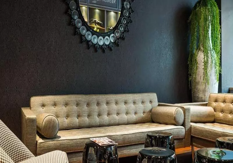 Midnight Hotel Paris