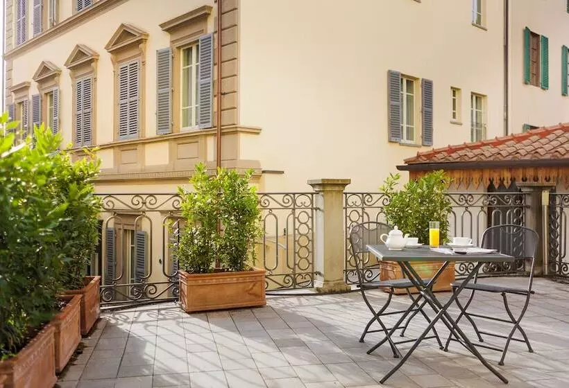 Fotos del hotel Embassy:  8