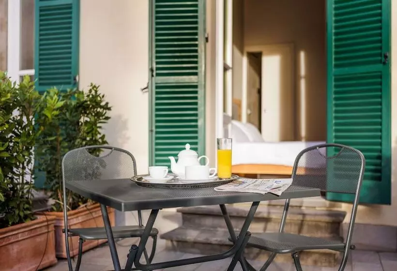 Fotos del hotel Embassy:  4