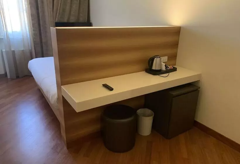 Fotos del hotel Embassy:  18