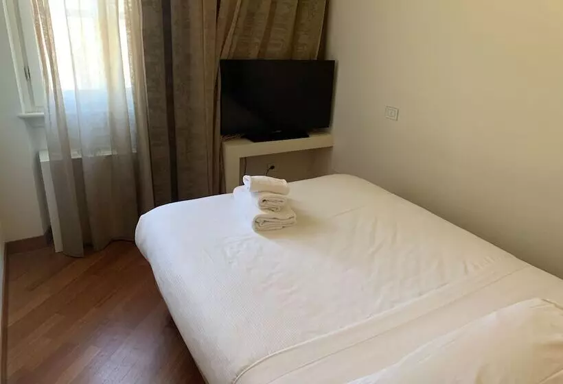 Fotos del hotel Embassy:  15