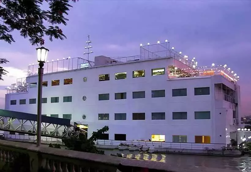 Fotos del hotel The Floatel:  13