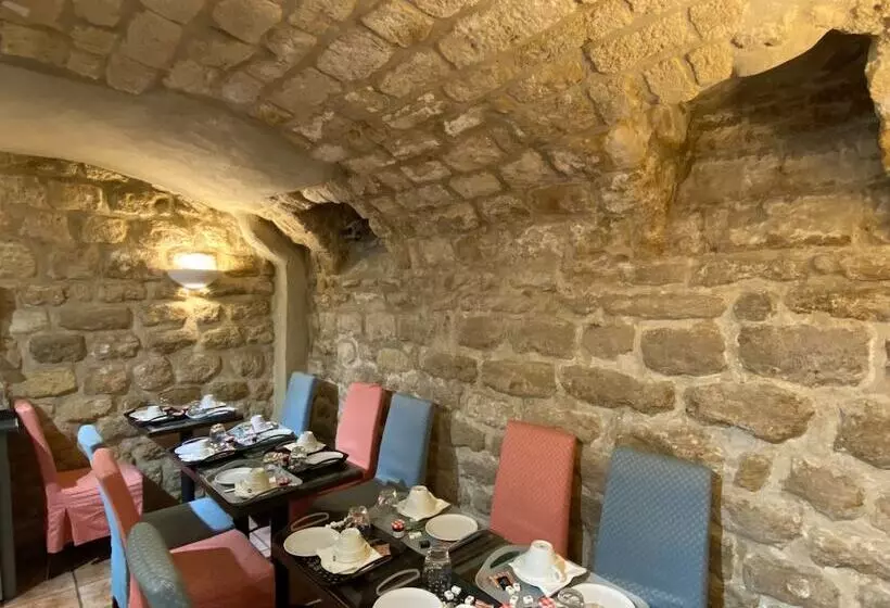 Austin’s Saint Lazare