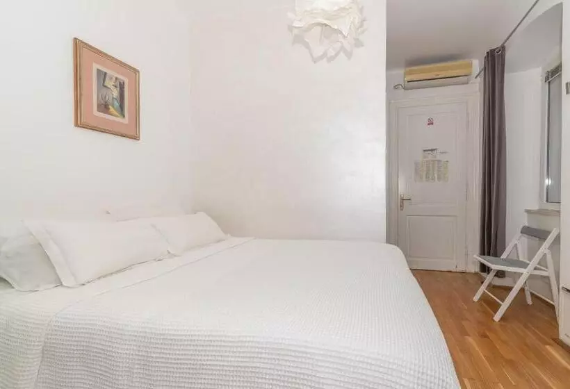 Fotos del hotel Rooms Gold:  12