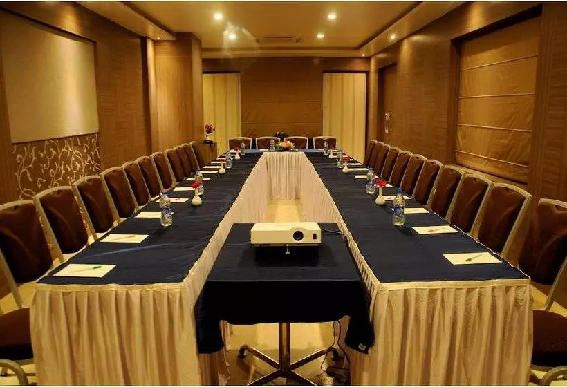 Fotos del hotel Madhav International:  8