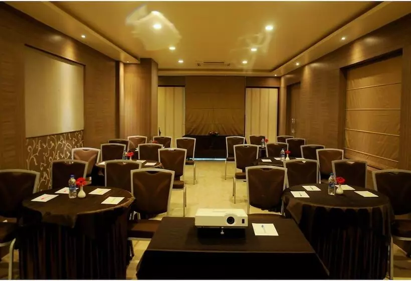 Fotos del hotel Madhav International:  11