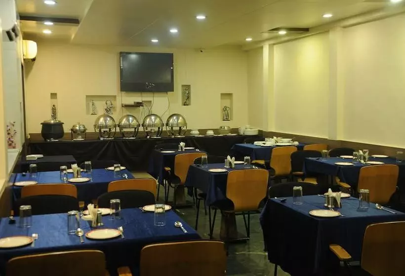 Fotos del hotel Madhav International:  7