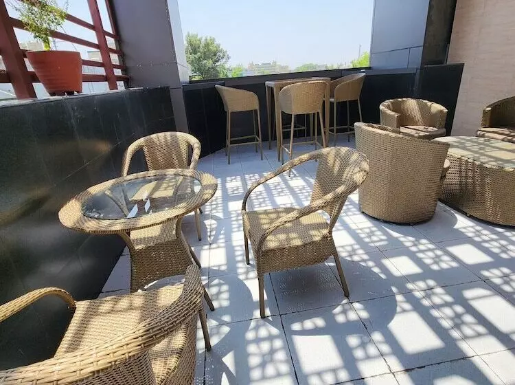 Fotos del hotel Square9  Near Huda Metro , Fortis & Cloud9:  6