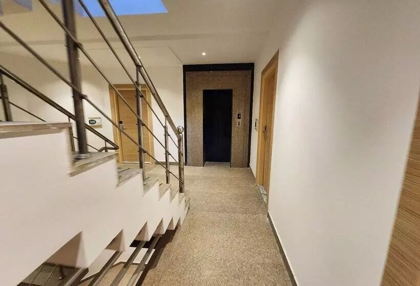 Fotos del hotel Square9  Near Huda Metro , Fortis & Cloud9:  22