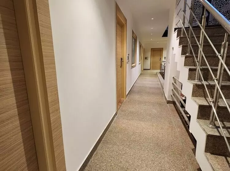 Fotos del hotel Square9  Near Huda Metro , Fortis & Cloud9:  20