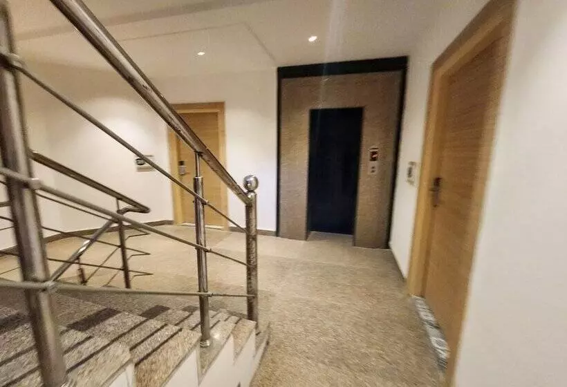 Fotos del hotel Square9  Near Huda Metro , Fortis & Cloud9:  19