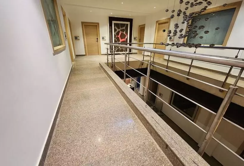 Fotos del hotel Square9  Near Huda Metro , Fortis & Cloud9:  24