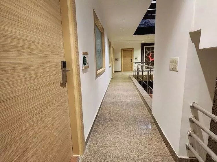 Fotos del hotel Square9  Near Huda Metro , Fortis & Cloud9:  3