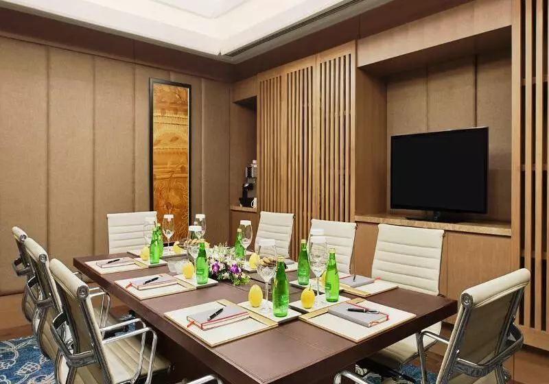 Fotos del hotel The Leela Ambience Convention Hotel Delhi:  16