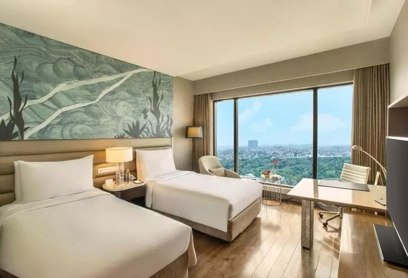 Fotos del hotel The Leela Ambience Convention Hotel Delhi:  25