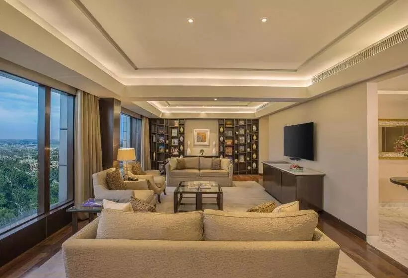 Fotos del hotel The Leela Ambience Convention Hotel Delhi:  22