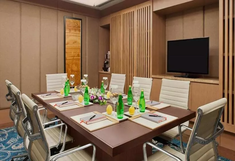 Fotos del hotel The Leela Ambience Convention Hotel Delhi:  20