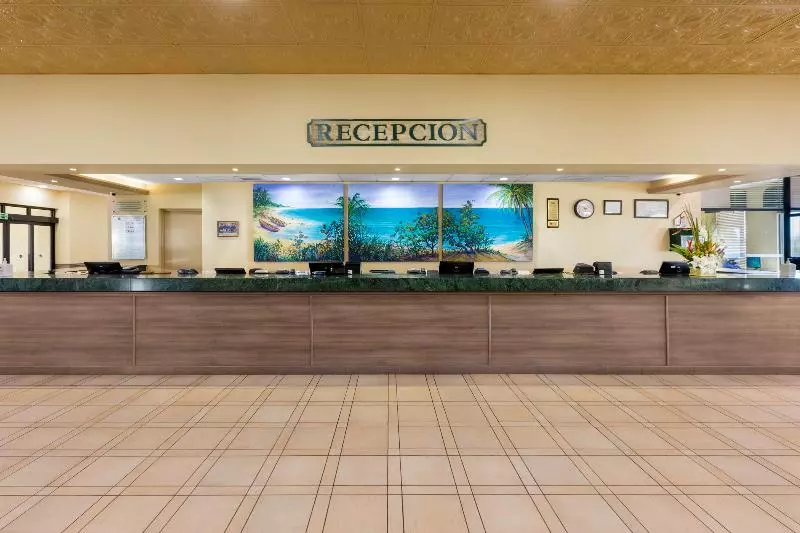 Fotos del hotel The Royal Islander – An All Suites Resort:  4