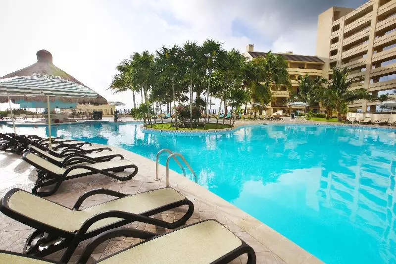 Fotos del hotel The Royal Islander – An All Suites Resort:  11