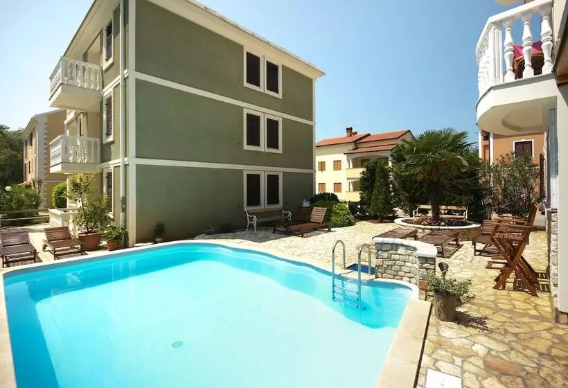 Apartments And Rooms Degra