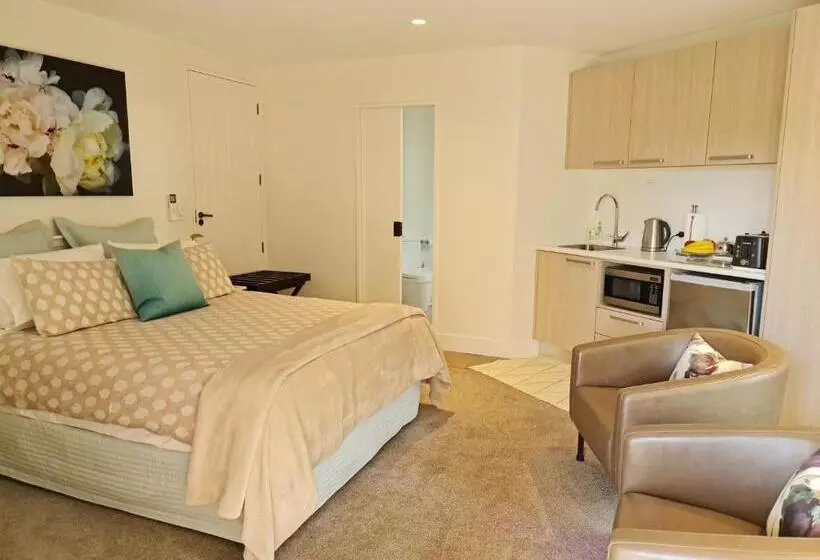 City Garden Lodge  Hostel