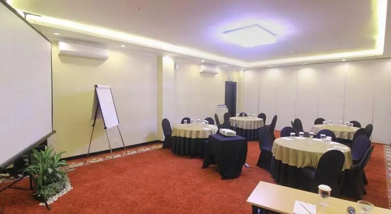 Fotos del hotel Grand Darmo Suite By Amithya:  17