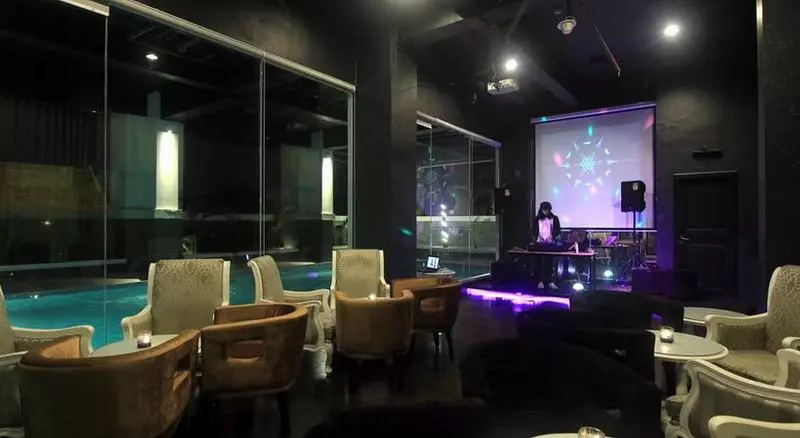 Fotos del hotel Grand Darmo Suite By Amithya:  12