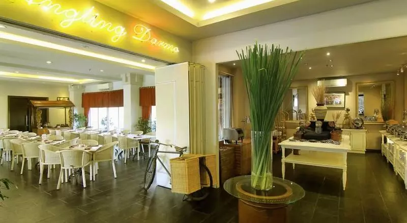 Fotos del hotel Grand Darmo Suite By Amithya:  4