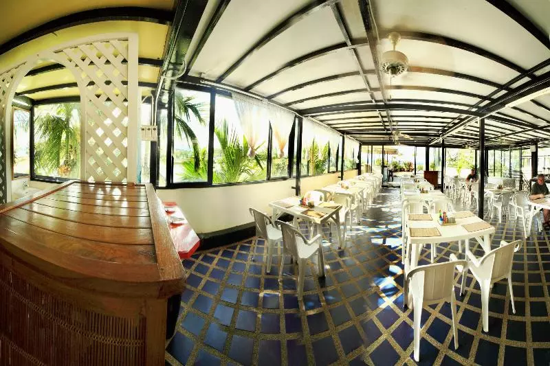 Fotos del hotel In On The Beach:  15