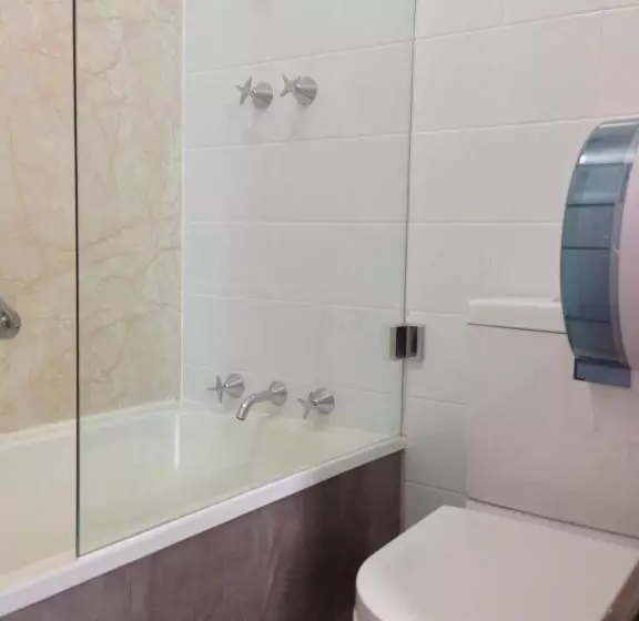 Fotos del hotel Centennial Inn On Bathurst:  2