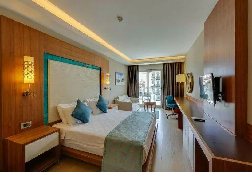 Ramada  & Suites Kusadasi