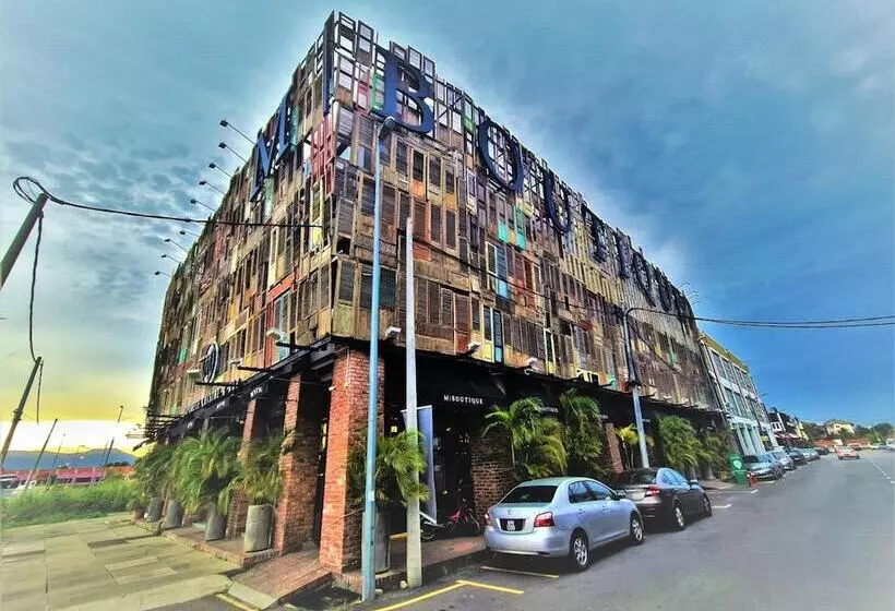 M Boutique Station 18