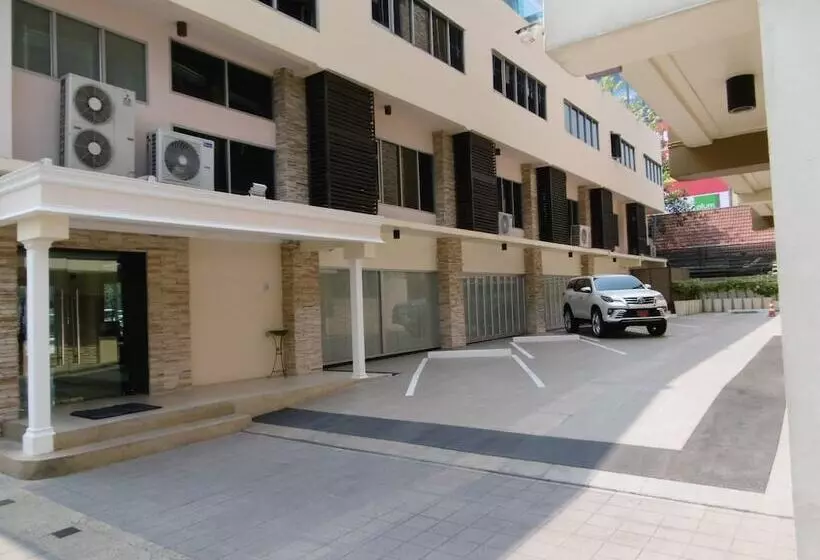 Fotos del hotel The Green Bells New Petchburi:  14