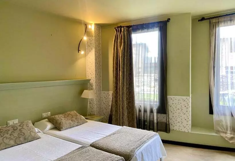 Fotos del hotel Petit Hotel De Riu:  17