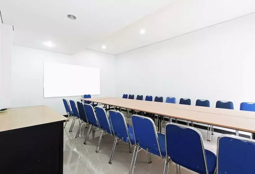 Fotos del hotel Reddoorz Plus @ Jalan Pemuda Jakarta:  3