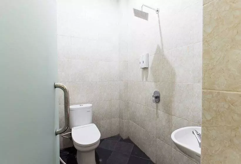 Fotos del hotel Reddoorz Plus @ Jalan Pemuda Jakarta:  12