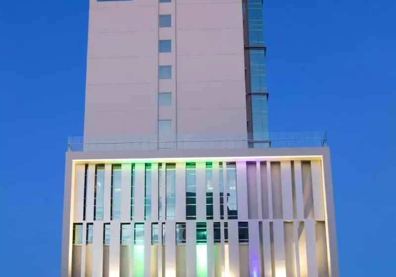 Fotos del hotel Golden Tulip Essential Makassar:  10