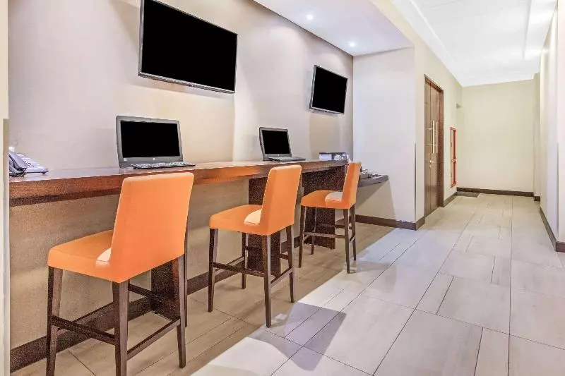 Fotos del hotel La Quinta By Wyndham Santiago Aeropuerto:  7