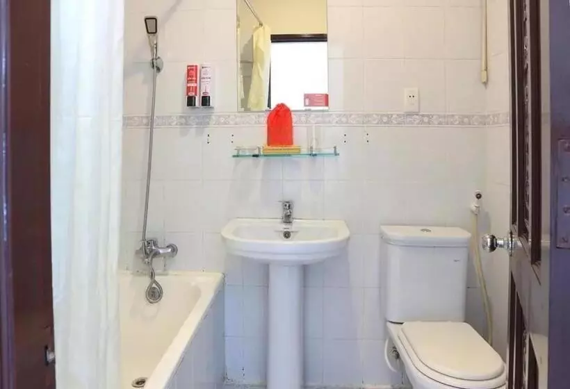 Reddoorz Plus Near Nowzone Plaza